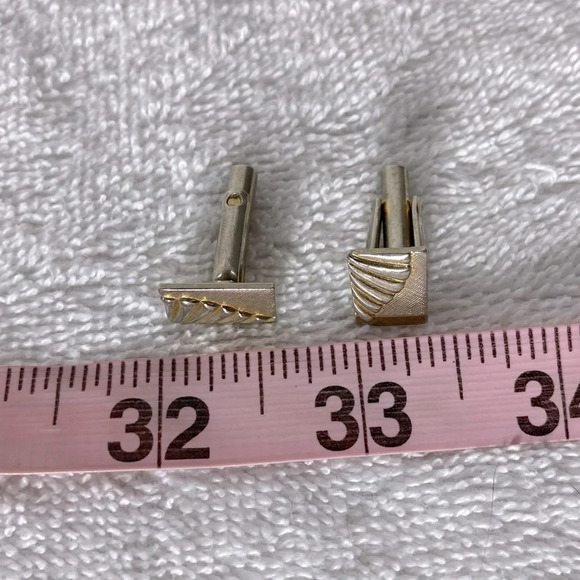 Vintage Gold Tone Metal  Rectangle Textured Cufflinks - Picture 9 of 9